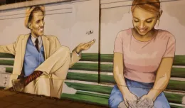 Mural z randkowiczami ozdobił mur kolejowy we Wrzeszczu