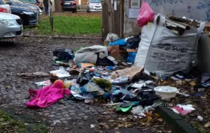 Ulica Ogarna w centrum Gdańska pełna śmieci