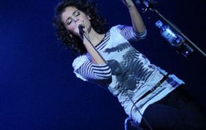Katie Melua wśród świateł i obrazów