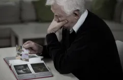 Są starsi i schorowani, ale Mikołaj o nich nie zapomniał. Jak pomagać w święta seniorom?