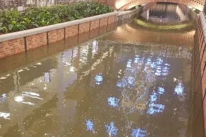 Kanał Raduni w Forum Gdańsk jak fontanna. Woda pełna monet