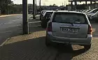 Kierowcy znów parkują na chodniku na przystanku