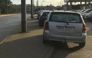 Kierowcy znów parkują na chodniku na przystanku