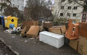 Ulica na Siedlcach regularnie tonie w śmieciach