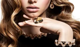 Sztrasy, perły, kamienie - jak dobierać  biżuterię do stroju