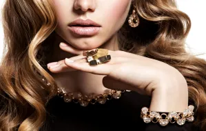 Sztrasy, perły, kamienie - jak dobierać  biżuterię do stroju
