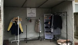 Namiot z ubraniami dla potrzebujących. Każdy może coś oddać