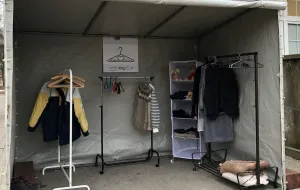 Namiot z ubraniami dla potrzebujących. Każdy może coś oddać