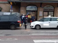 Taksówkarze zastawiają wąski przejazd przy dworcu