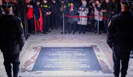 Gdańsk upamiętnił Pawła Adamowicza. Odsłonięta tablica i tunel światła
