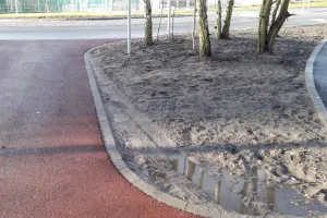 Auta rozjeżdżają nową ścieżkę dla pieszych i rowerów na południu Gdańska