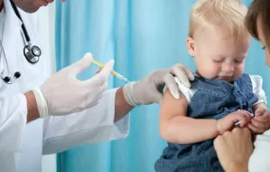 Punkty za szczepienia w rekrutacji do żłobka. Radni zagłosują w marcu