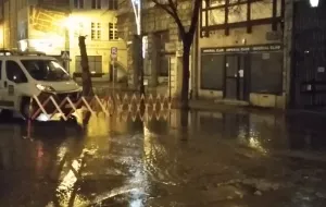 Awaria wodociągu w Gdańsku. Woda zalała ul. Szeroką