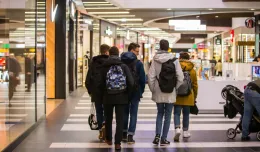 Młodzież przesiaduje w centrach handlowych. 