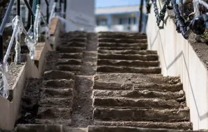 Przestój w remoncie schodów łączących Siedlce z Suchaninem