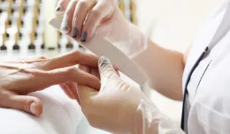 Manicure hybrydowy a pielęgnacja dłoni i paznokci