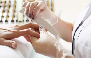 Manicure hybrydowy a pielęgnacja dłoni i paznokci