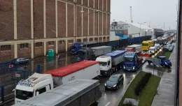 Ciężarówki korkują ul. Polską w Gdyni
