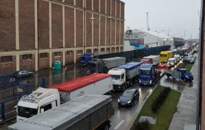 Ciężarówki korkują ul. Polską w Gdyni