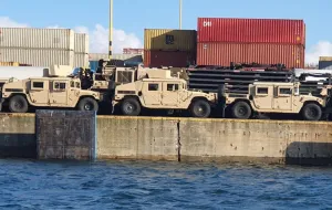 Amerykańskie samochody wojskowe w porcie w Gdyni