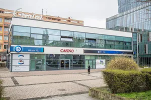 Plac przed Cristalem będzie nosił nazwę Czerwonych Gitar?