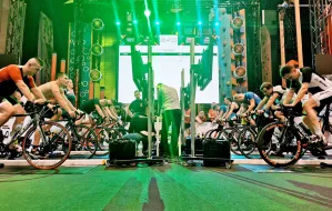Charytatywny triathlon w biurowcu: 41 firm, prawie 140 uczestników
