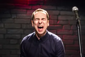 Szymon Jachimek śpiewa. O recitalu "Z dala od tonacji"