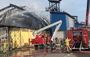 Komisja zbada przyczyny pożaru magazynu w porcie w Gdyni