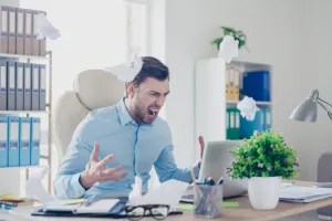 Kobiety czy mężczyźni - kto częściej ulega emocjom w pracy?