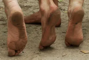 Nie tylko biedni chodzą boso. Marsz Neandertala