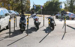 Jak poprawnie parkować motocyklem?