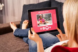 Miłość w czasach koronawirusa. Co z randkami w internecie?