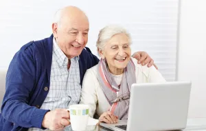 Aktywność w sieci sposobem na samotność seniorów. Zostają studentami
