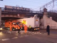 Ciężarówka wbiła się w wiadukt na Hallera