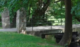 Mostek nad potokiem w parku Oliwskim do remontu