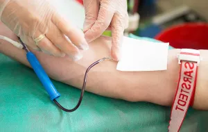Krew ozdrowieńców pomoże w leczeniu COVID-19