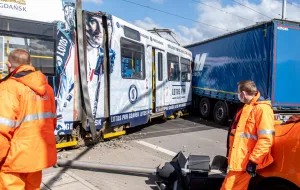 Jedna osoba ranna w wypadku tramwaju i ciężarówki w Gdańsku