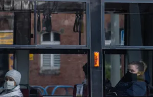 Kierowca wyprosił z autobusu pasażera, który podróżował z odkrytą twarzą