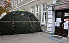 Namiot do segregacji pacjentów przed szpitalem w Gdyni
