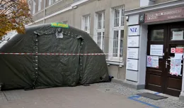 Namiot do segregacji pacjentów przed szpitalem w Gdyni