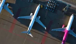 Samoloty na lotnisku czekają na pasażerów