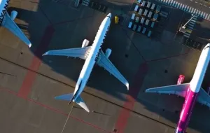 Samoloty na lotnisku czekają na pasażerów