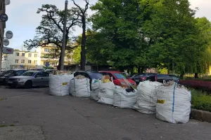Powrót wiosennych remontów. Efekt? Worki na gruz na ulicach