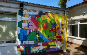 Mural dzieci trafił na ścianę przedszkola