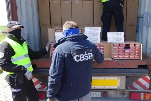 Schowali 9 mln papierosów za walizkami. Do Gdańska przypłynęły z Chin
