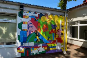 Mural dzieci trafił na ścianę przedszkola