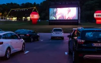 Kino samochodowe na Placu Zebrań Ludowych