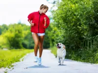 Co robić, gdy pies goni biegacza?