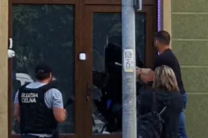 Siłowe wejście do lokalu z nielegalnym hazardem
