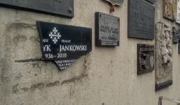Zniszczono tablicę pamiątkową ks. Henryka Jankowskiego